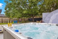 Luxe Family Escape with Games and Hot Tub and Yard - Chambres d'hôtes San Antonio