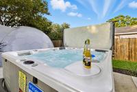 Luxe Family Escape with Games and Hot Tub and Yard - Chambres d'hôtes San Antonio