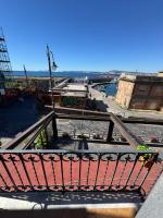 Zimmer mit Kingsize-Bett und Meerblick