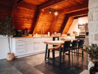 Cozy A-Frame Getaway Minutes from Nelson Ledges - Bed and Breakfast Southington