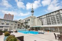 Sky Tower View with Rooftop Pool! - B&B Auckland