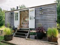 Herbie's Shepherds Hut at Shepherds Lodge Retreat and Wellness - Bed and Breakfast Nottingham