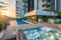 Rooftop Pool Spa with Gabba and CBD Views - B&B Brisbane