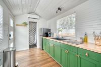 Stay Portland - Noir-Emerald Modern TinyLux in Portland - Bed and Breakfast Portland