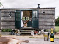 Poppie's Shepherds Hut at Shepherds Lodge Retreat and Wellness - Bed and Breakfast Nottingham