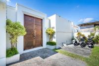 The R Villa Toba - incl. Motorbikes - B&B Seminyak