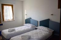 Tweepersoonskamer met 2 Aparte Bedden en Eigen Badkamer