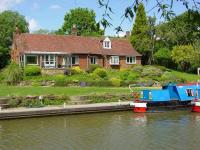 Waterside Cottage - Sleeps 11 on Grand Union Canal - Bed and Breakfast Linslade