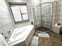 Deluxe Twin/King Garden View Room with Patio & Spa Bath