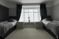 4 Bed House Sleeps 8 - Enclosed Garden - Parking - B&B Luton