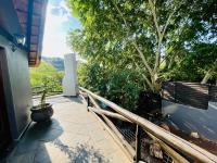 Zimmer mit Kingsize-Bett und Balkon