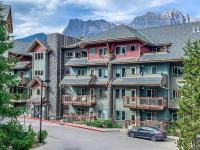 Spacious 2BR Minutes from Downtown w Pool and Hot Tub - B&B Canmore