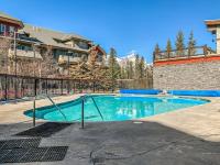 Lovely 2BR Canmore Condo w Heated Pool and Hot Tub - Chambres d'hôtes Canmore