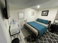 Private Bedroom with Private Bathroom and Private Entrance - Bed and Breakfast Toronto