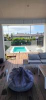 Relaxing coastal home with pool and spa - B&B Papamoa