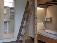 Cama en habitación femenina compartida de 4 camas