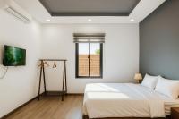 Zimmer mit Kingsize-Bett und Gartenblick.