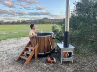 Hollow Mountain Getaway 2 by Tiny Away - Bed and Breakfast Laharum