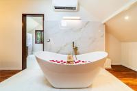 VILLA DU JARDIN ANGELIQUE classée 5 étoiles - 4 suites pouvant accueillir jusqu'à 8 personnes - piscine CHAUFFÉE située en plein centre-ville de St Pierre à 2 pas du lagon - Bed and Breakfast Saint-Pierre