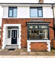Recently renovated 4 bed home - Chambres d'hôtes Newcastle under Lyme