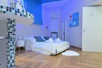 Zimmer mit Queensize-Bett und Whirlpool-Badewanne