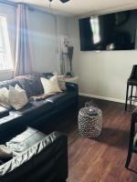 The Layover Lounge - B&B Elizabeth