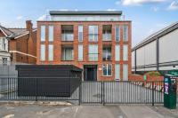 Elegant One Bed Penthouse with Terrace - B&B London