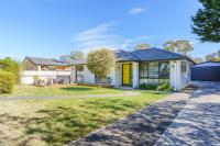 Stylish 3Bedroom Escape in South Canberra - Hosted by Canstay - Bed and Breakfast Kambah