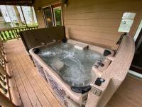 Mountain Chalet with hot tub ! - B&B Gatlinburg