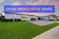 Entire Private 4-BR House, w Hot Tub, King Bed, 80 TV, Gated Yard, Ranch Style, Available Now - B&B El Cajón