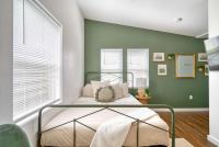 Stay Portland - Urban Cabin Studio - Breweries & Local Eateries - B&B Portland