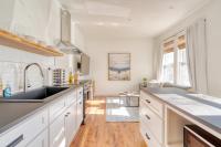 Stay Portland - The Charmante Suite- Breweries & Boutiques - B&B Portland