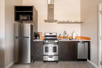 Stay Portland - Modern 1BR - Walk to Dining & Bars - Fast WiFi & AC - Bed and Breakfast Portland