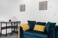 3 BR 6 Beds 3 Bath Garden Parking Heathrow 15 min Windsor & Legoland - B&B Langley Marish