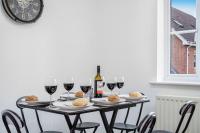 3 BR 6 Beds 3 Bath Garden Parking Heathrow 15 min Windsor & Legoland - B&B Langley Marish