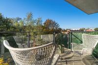 Spacious Apartment in Poznań with Desks and Parking by Noclegi Renters - Chambres d'hôtes Poznan