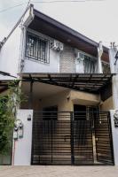 3BR Whole House , Up to 10 Pax , Near Sm Caloocan, Deparo, Free Parking, Free WiFi, Netflix, Karaoke - Chambres d'hôtes Manille