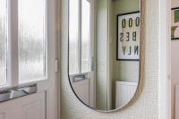 Samantha Suite I Chic 2BR Bungalow I Sleeps 6 I Near Cardiff City Centre I Principality Stadium I Cardiff Castle I Cardiff University I WiFi I Parking and Easy Access to Barry Island - Chambres d'hôtes Cardiff