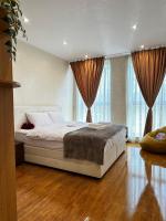 Chambre Lit Queen-Size avec Salle de Bains Commune