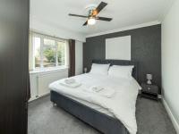 Pass the Keys Bright House with Smart TV Home Comforts - B&B Reading