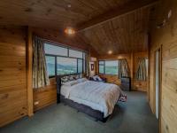 Zimmer mit Kingsize-Bett und Balkon