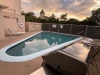 Island Glow Kailua Village #508 free assigned parking, AC, downtown, walk to restaurants, bars and the pier - Chambres d'hôtes Kailua-Kona