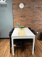K-Avenue by TF Luxe - Spacious 2Bedroom Unit with 2 Free Parking - Bed and Breakfast Kampung Tangihan