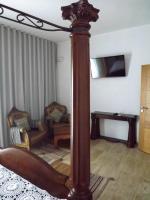 Zimmer mit Queensize-Bett und Poolblick