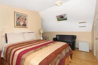 Habitación con cama grande y vistas al mar