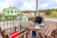 Prime Location Apartment with FREE Private parking & Balcony - B&B Pola