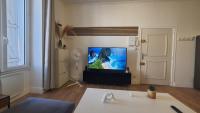 T2 47m2 Cosy & spacieux - proche Gare - Lit Queen Size et NETFLIX - Parking gratuit - Chambres d'hôtes Angoulême
