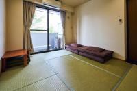 Kamer in Japanse Stijl met Gedeelde Badkamer