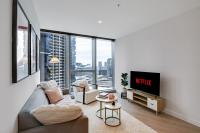 CBD Elegant 2BR Apt with Pool, Gym & City Views - B&B Melbourne