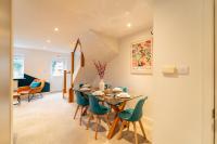 Chic 4-Bed Retreat, Fast WiFi, Parking & Ideal for Relocation - Chambres d'hôtes Churchdown